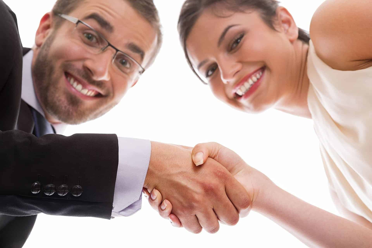 Partner. Рукопожатие мужчины и женщины. Сотрудничество людей. Рукопожатие партнеров. Партнерство мужчины и женщины.