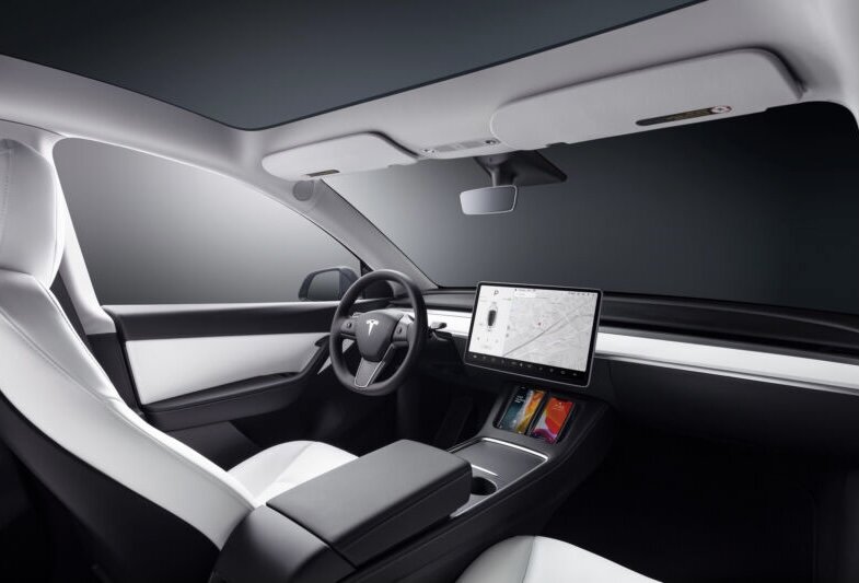 Модель Y по-прежнему включает в себя рулевое колесо для владельцев Tesla, которые хотят ездить самостоятельно. Фото Tesla