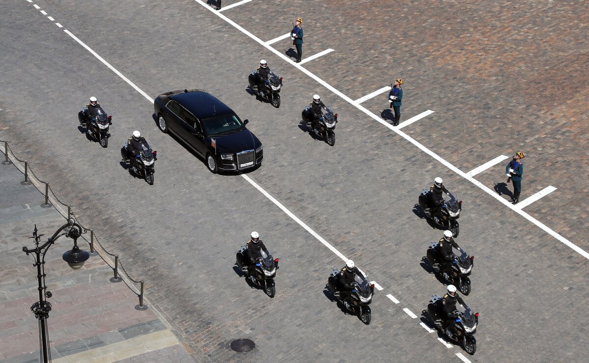 Инаугурация 2018 года. Президентский лимузин Аурус и мотобат ФСО. Картинка взята из открытых источников для целей иллюстрации.