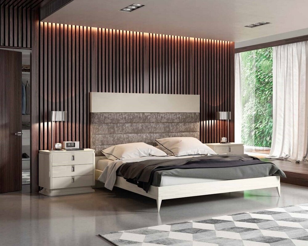 Кровать Ambito - 443'800 руб.*
Выполнена в стиле модерн. Высокое изголовье обтянуто тканью, декорировано стежкой. 