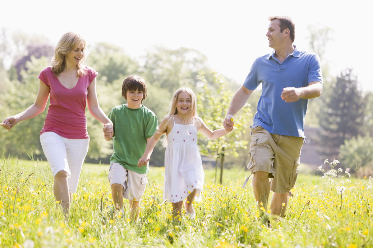 Время заботиться о здоровье. Счастливая семья. Семья радость. Здоровая семья. Фотография семьи.