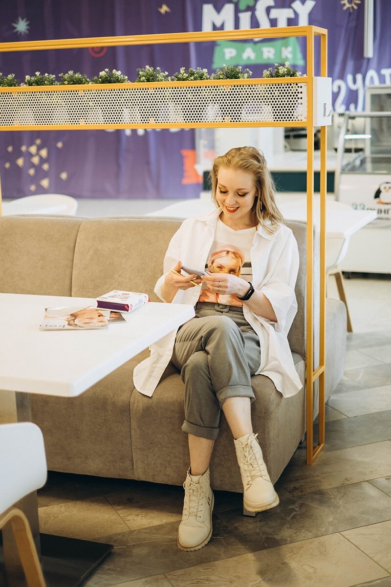 Чтобы создать образ, уместный ситуации, нужно учесть все нюансы, что без тренировки насмотренности - задача не из легких. Как стилист я это понимаю и всегда стараюсь помочь клиентам не только при нашей плотной работе, но и после неё. 