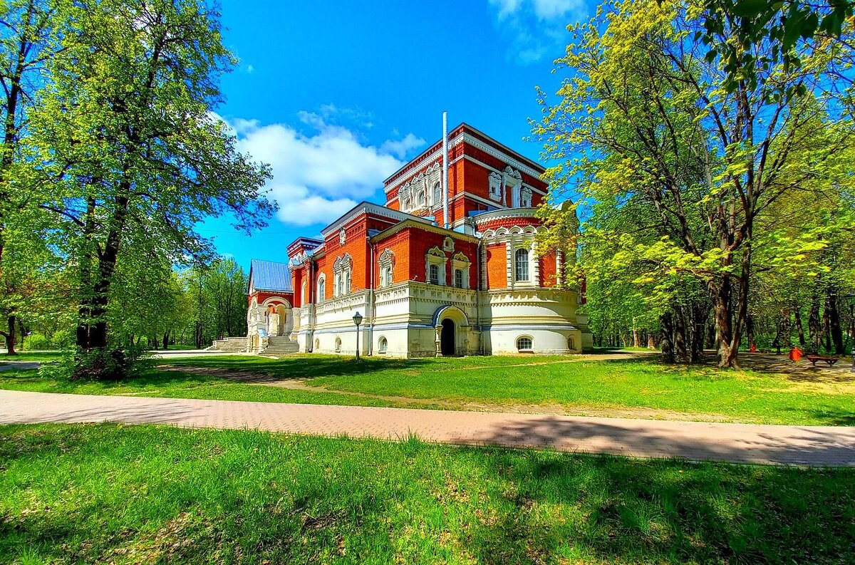 Георгиевский собор в Гусь-Хрустальном, архитектор Л. Бенуа.  Музей хрусталя. Фото из Интернета, автор Сергей Кирилов