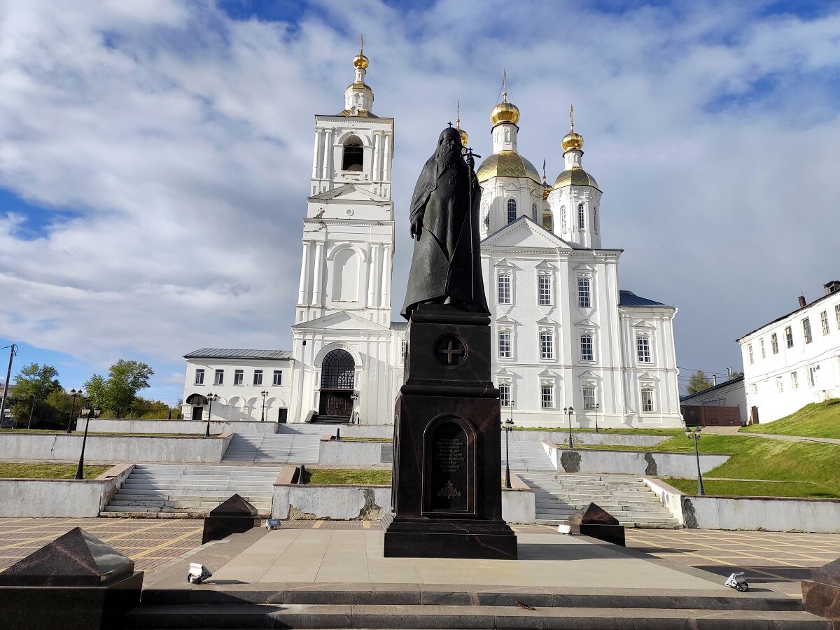Памятник Сергию Патриарху Московскому и всея Руси перед церковью Благовещения Пресвятой Богородицы