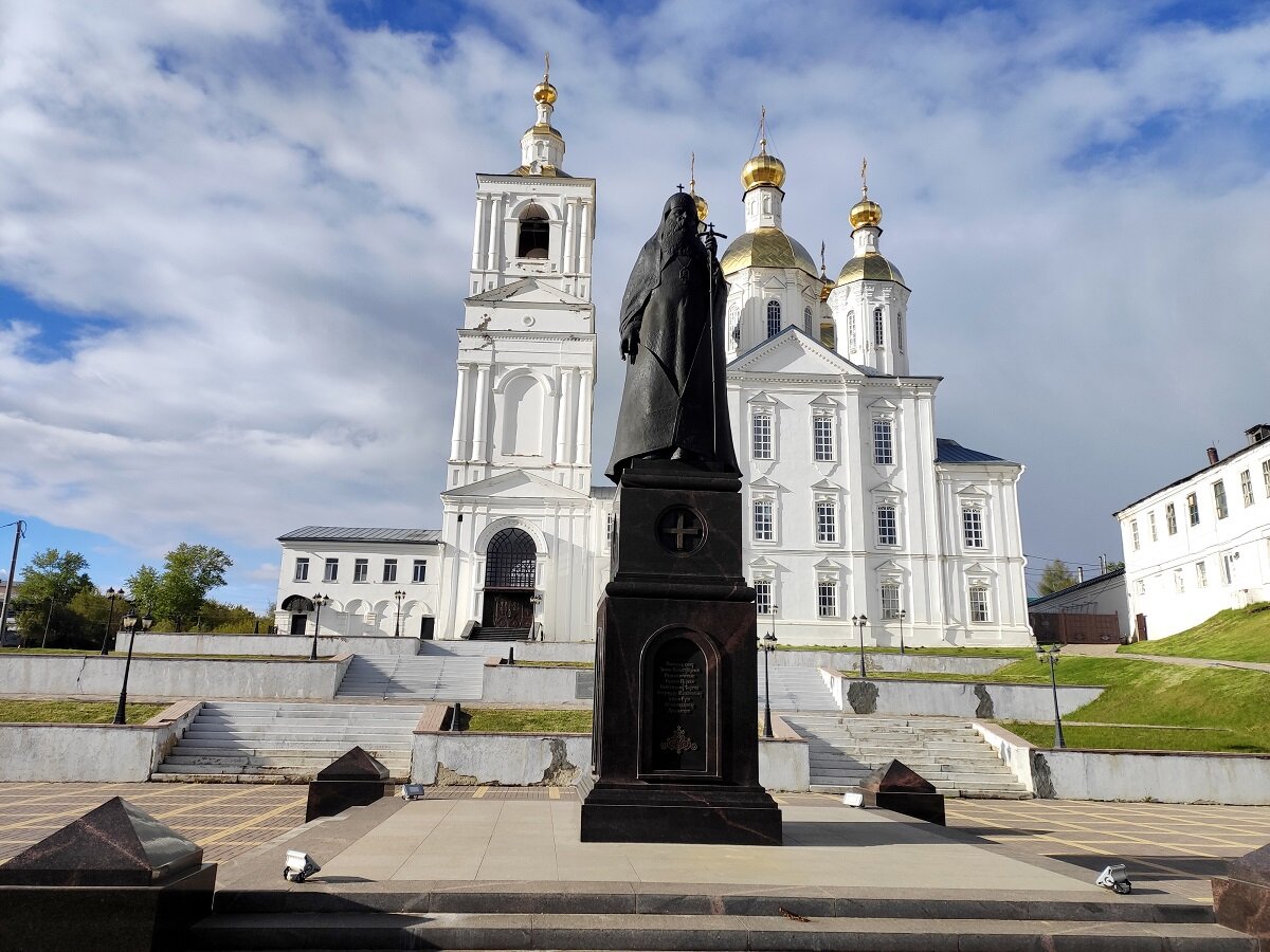 Памятник Сергию Патриарху Московскому и всея Руси перед церковью Благовещения Пресвятой Богородицы