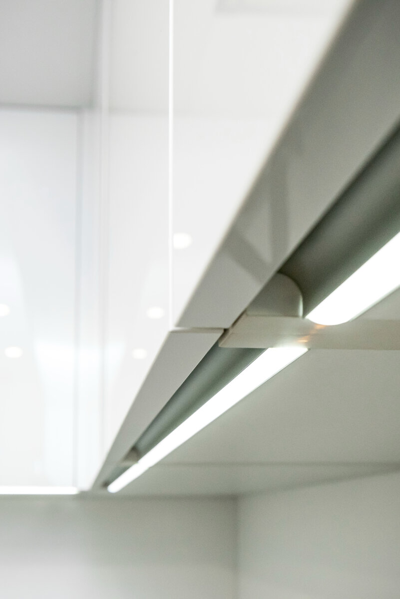 Абсолютно ровная, глянцевая, практически зеркальная поверхность.