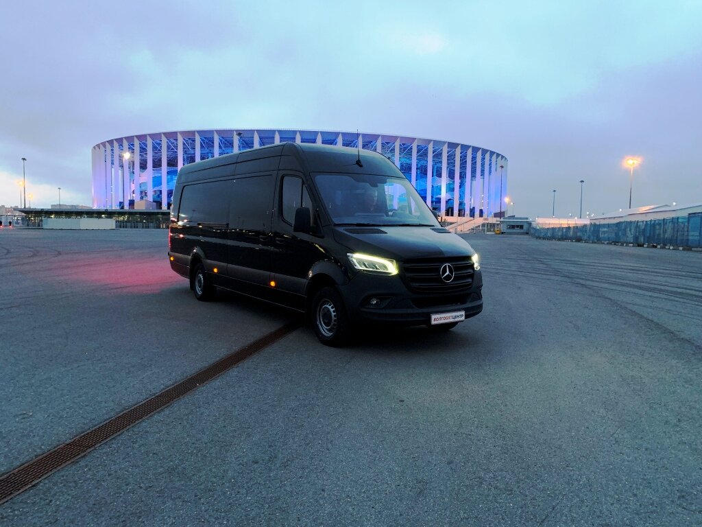 Фото автомобиля на фоне Футбольного стадиона на ул Стрелка