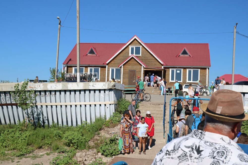 Сошел с "Омика" на берег.