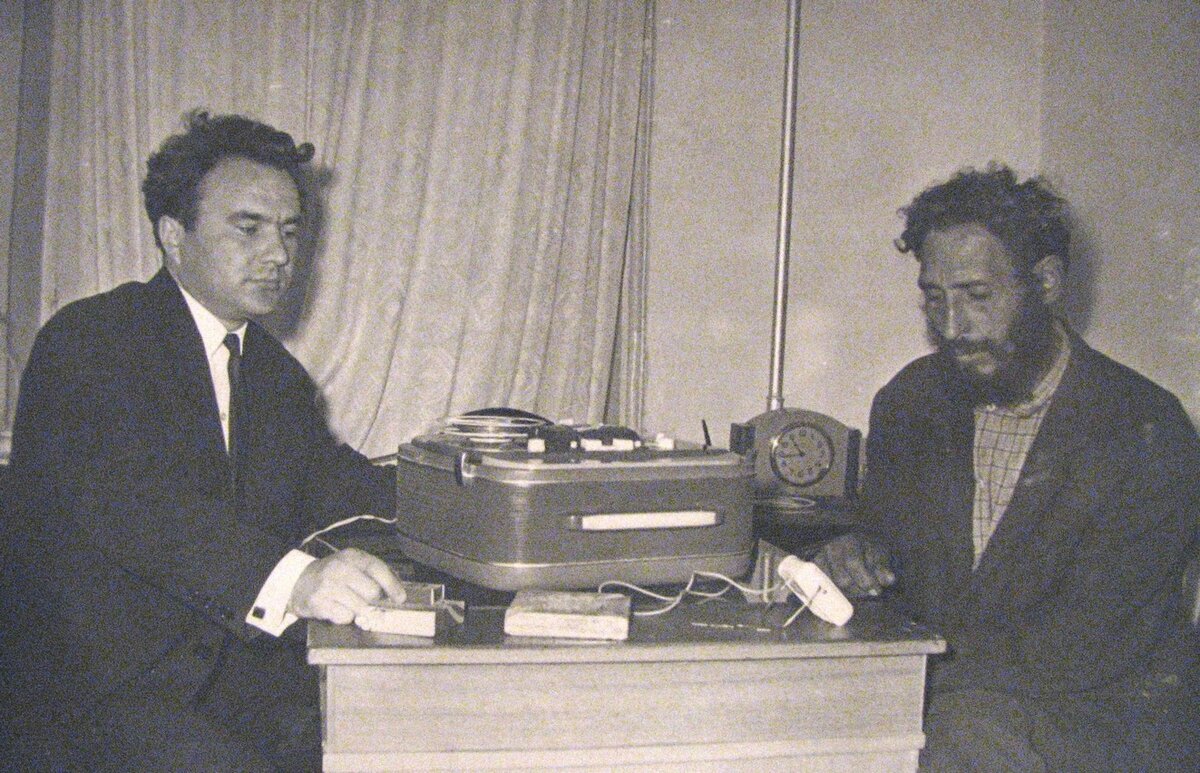 Следователь В. Коротаев ведет допрос.