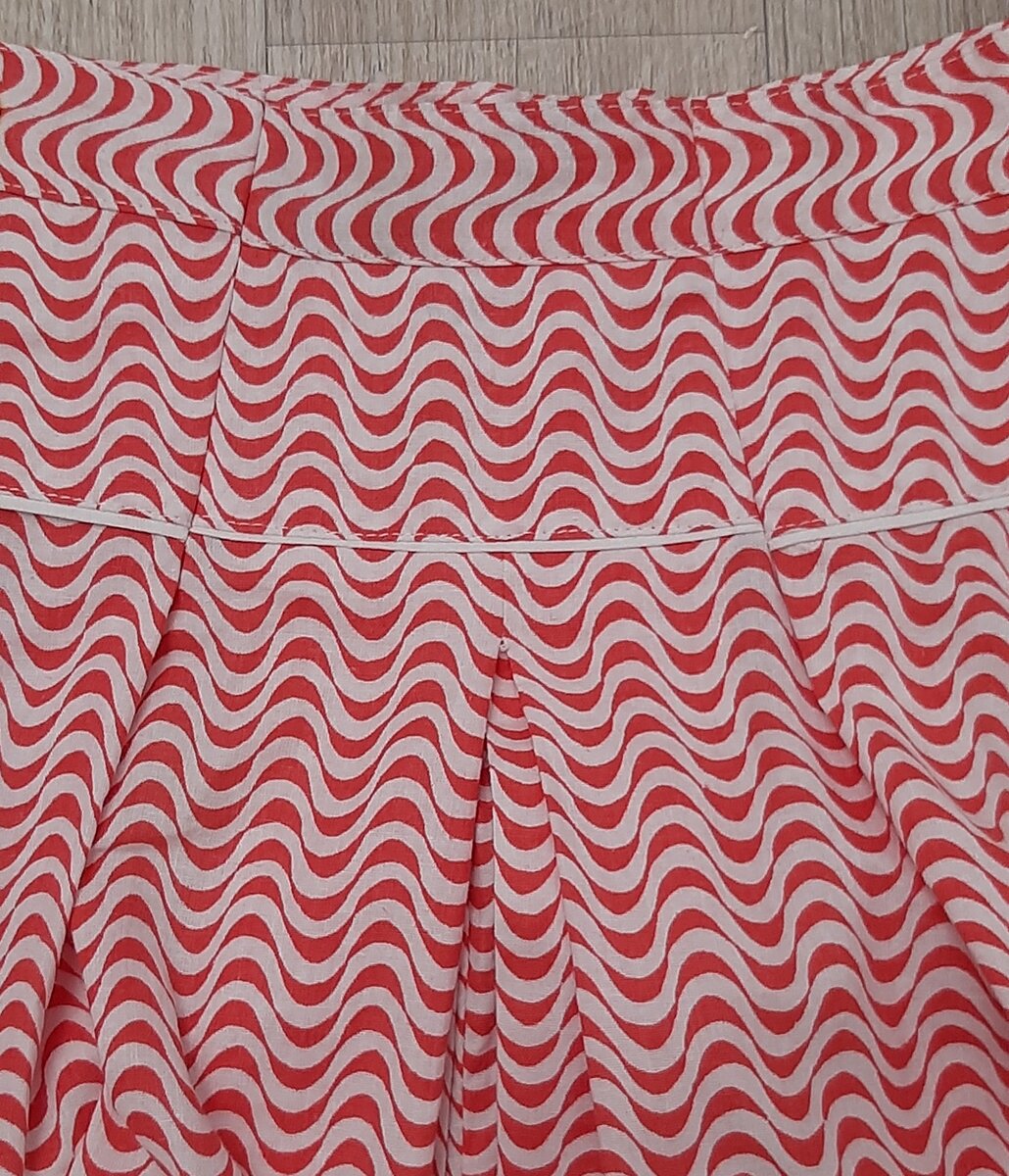 Вот так можно убрать лишнюю ширину юбки. Вид сзади с лицевой стороны.