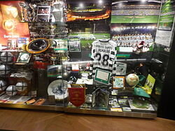 Памятные вещи Роналду времён «Спортинга», в числе которых его игровая футболка того периода