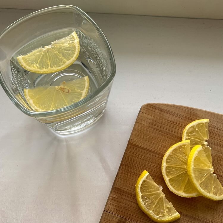 Если в вашем рационе мало фруктов и овощей, то ежедневная порция воды с лимоном будет отличной возможностью для организма получить витамин С.