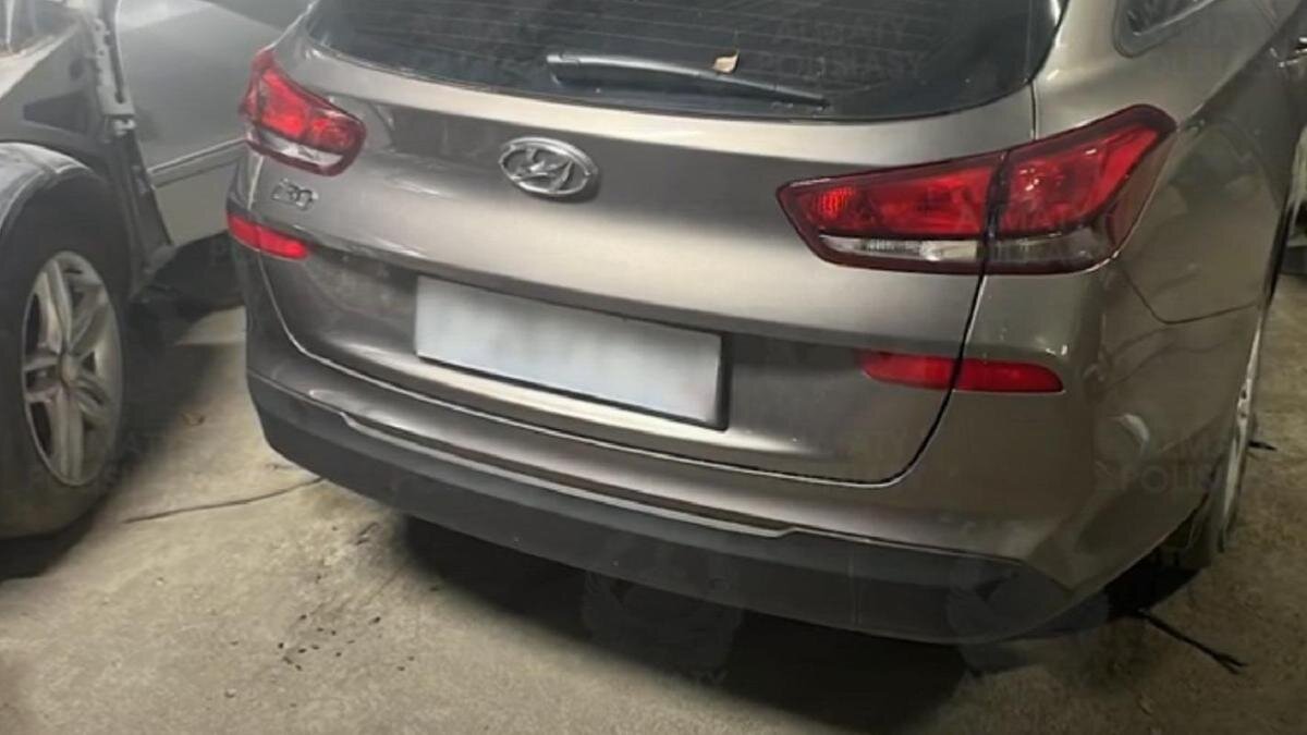    Машины стоят в гараже:YouTube/Almaty Polisiasy