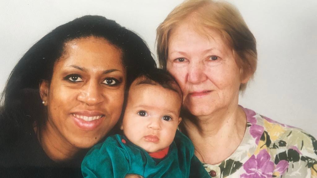    Елена Ханга с маленькой дочерью и свекровьюСоцсети Елены Ханги