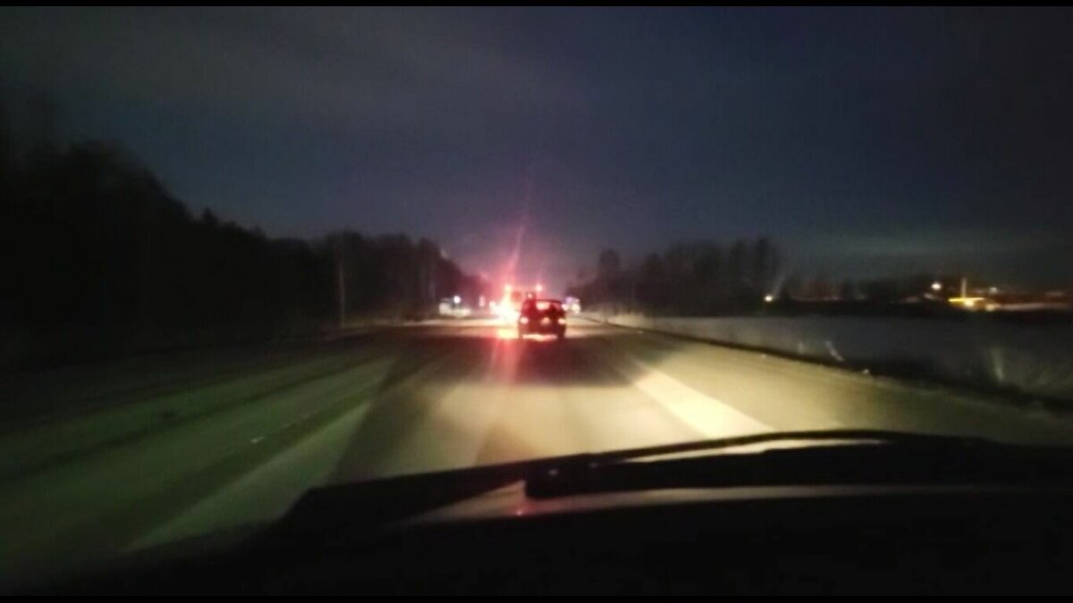     В 4 километрах от Тюмени 1 декабря столкнулись две легковые машины и грузовик с полуприцепом. Всё произошло недалеко от поселка Боровский, рядом с поворотом на дачи. По данным «Нашего города», пострадали 3 человека. В районе аварии возникла большая пробка.