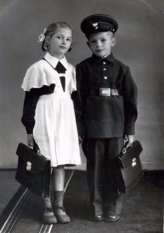 Школьная форма 1961 года. С яндекс картинок, в общем доступе.