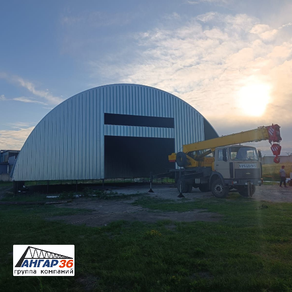  1. Быстрое строительство: строительство бескаркасного арочного ангара занимает значительно меньше времени по сравнению с традиционными зданиями.