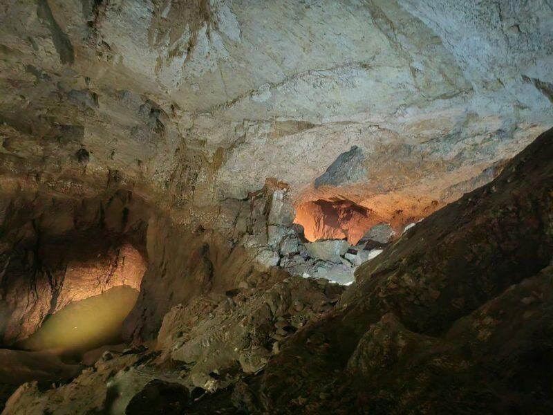 Зале пещеры беке в черном зале пещеры в местечке абалигет