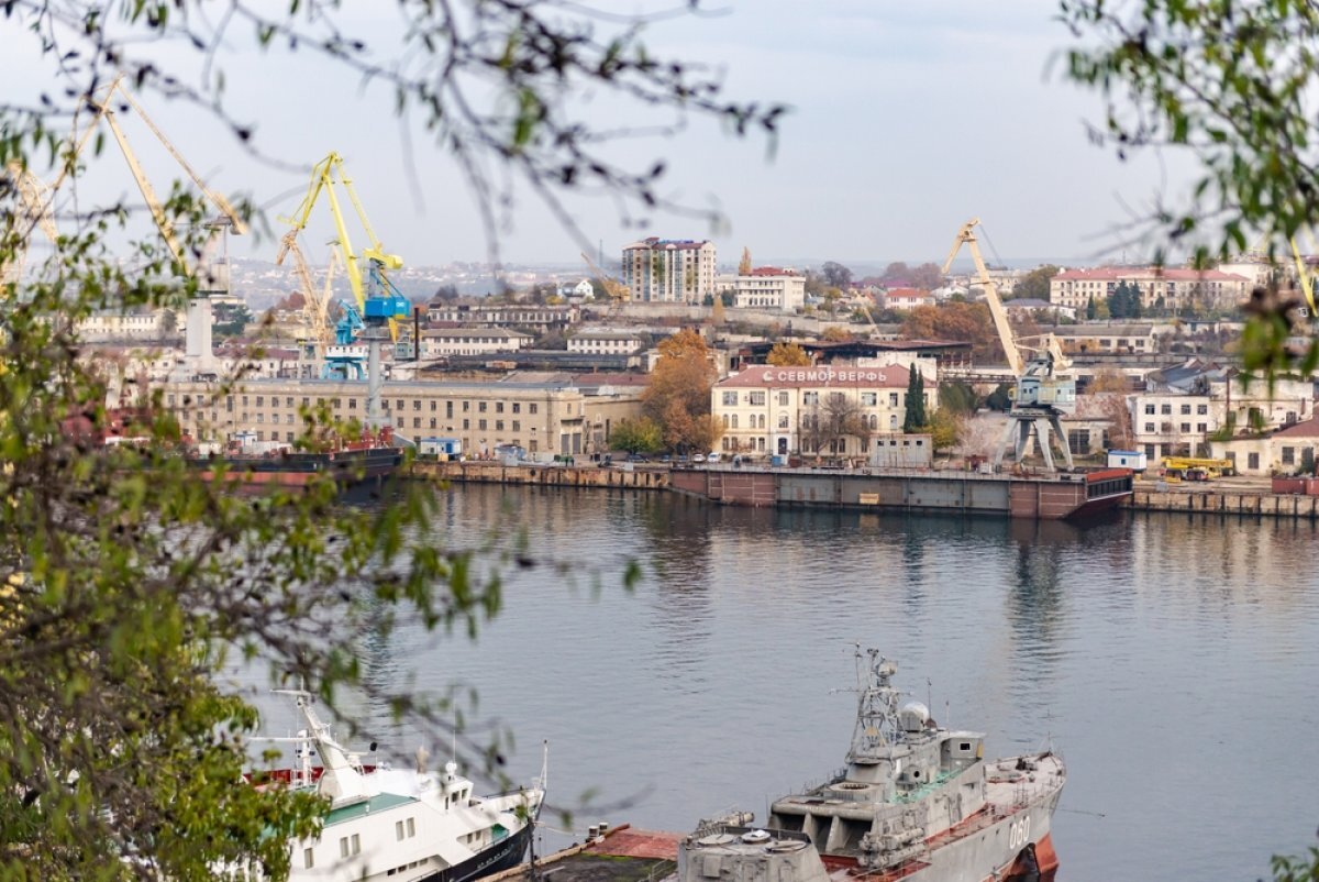    Власти Севастополя объяснили дым в бухте учениями