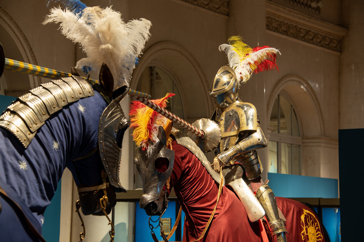 Выставка «Цари и рыцари. Роман со Средневековьем». Фотография: Алексей Бронников