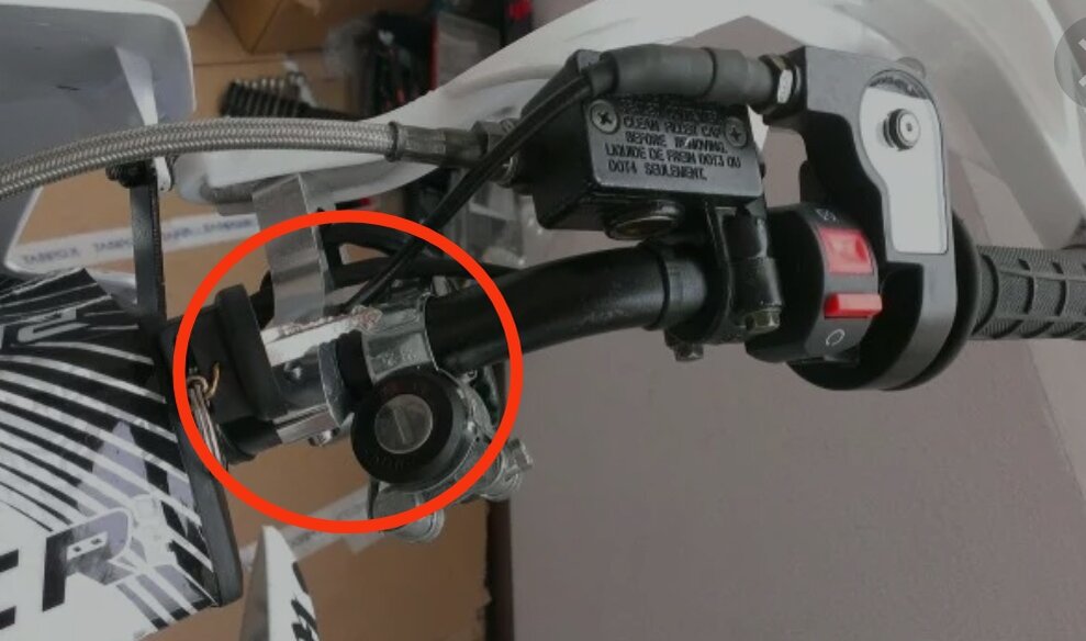 На разных питбайках место для ключа может находиться в разных местах (например под рулём)