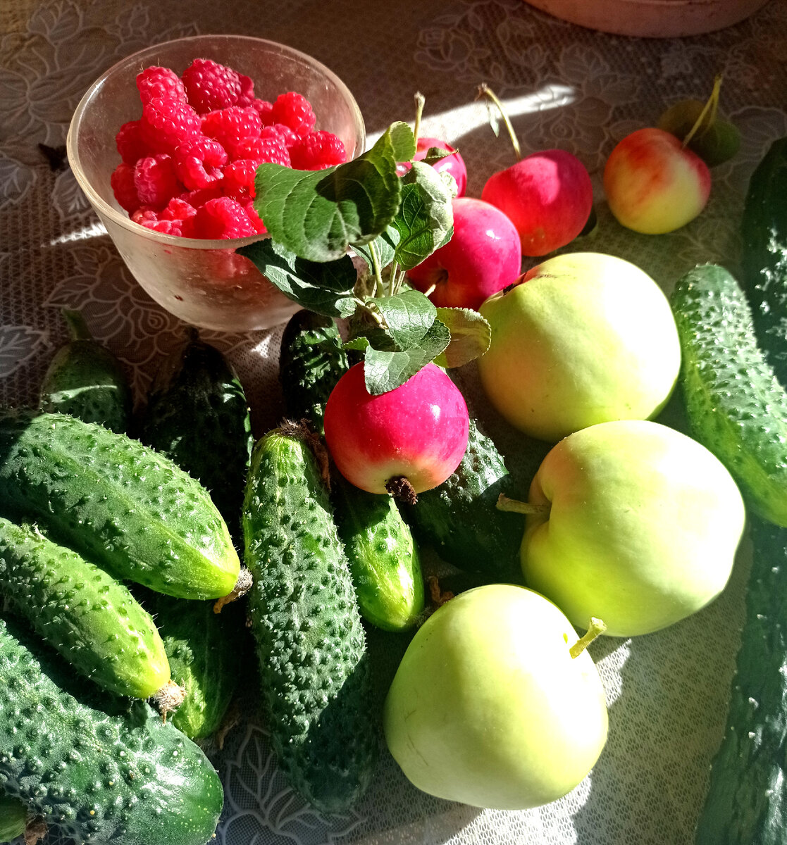 Каждое утро к столу можно собрать немного овощей,фруктов,зелени