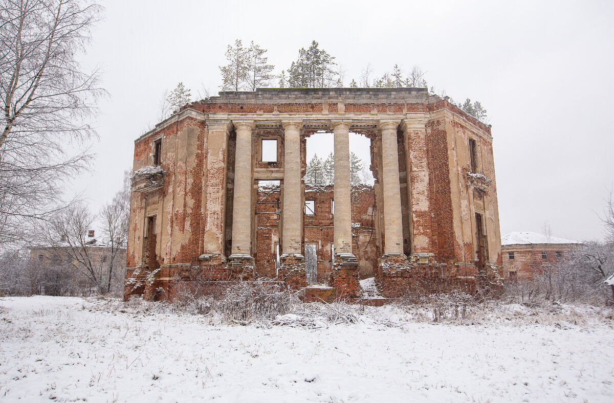 Усадьба Петровское-Алабино. Руины главного дома. Фото автора статьи 