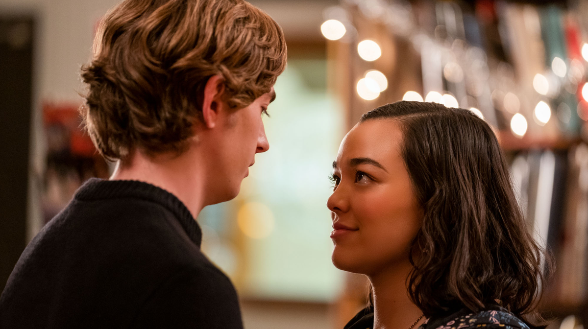 Кадр из сериала Дэш и Лили в хорошем качестве. Источник - https://www.themarysue.com/best-christmas-movies-on-netflix-2022/