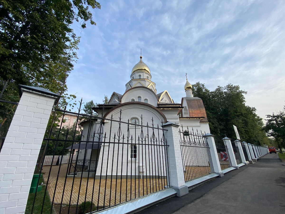 Завершено строительство храма Луки при 64-й городской больнице на улице  Вавилова в Москве | altegolive | Дзен