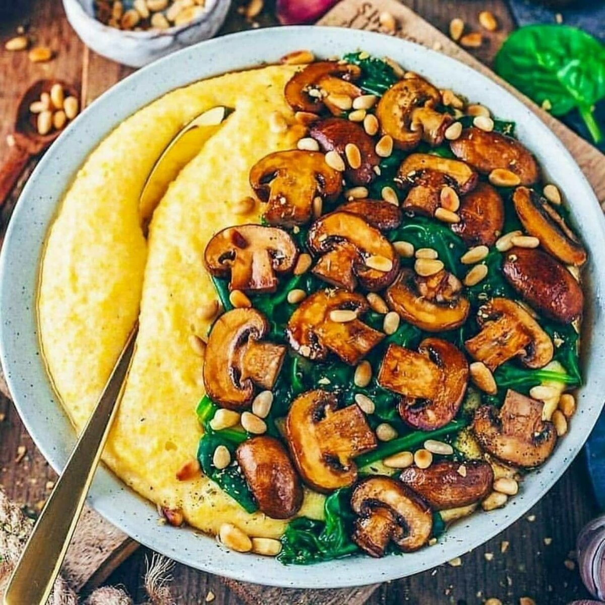 Сливочная веганская полента с чесночными грибами и шпинатом