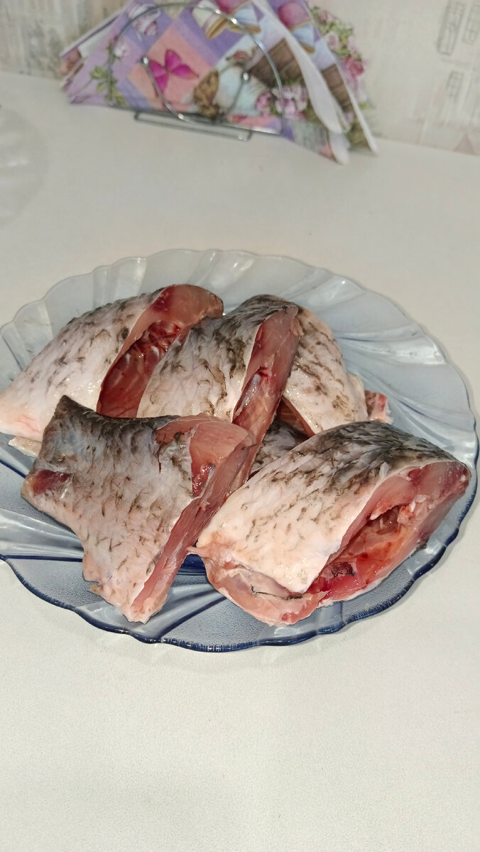 Оля практически сама ловила этого карпика 