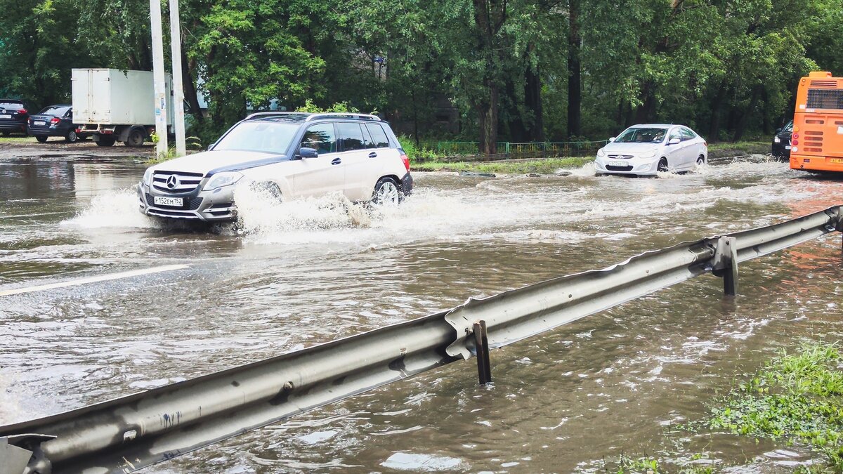     Вечером 29 августа погода в Приморье значительно ухудшилась. Вслед за Хасанским районом сильные ливни пришли во Владивосток.