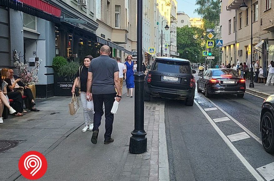 ФОТО: TELEGRAM-КАНАЛ SHOT/АВТО ФУТБОЛИСТА АРТЁМА ДЗЮБЫ ПРИПАРКОВАН В НЕПОЛОЖЕННОМ МЕСТЕ