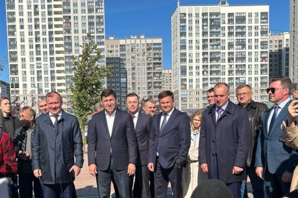    Первыми на трамвае в Академическом прокатились губернатор и мэр