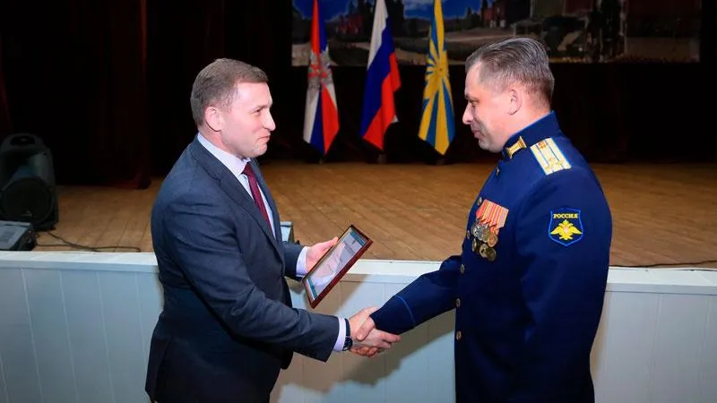 23 февраля 2021 г. Поздравить военнослужащих 4-й дивизии ПВО имени Героя Советского Союза генерал-лейтенанта Б.П. Кирпикова с предстоящим праздником приехал глава Долгопрудного Владислав Юдин и депутаты фракции «Единая Россия». Глава города преподнес подарочный сертификат командиру 4-й дивизии полковнику Дмитрию Михайловичу Беляцкому. 