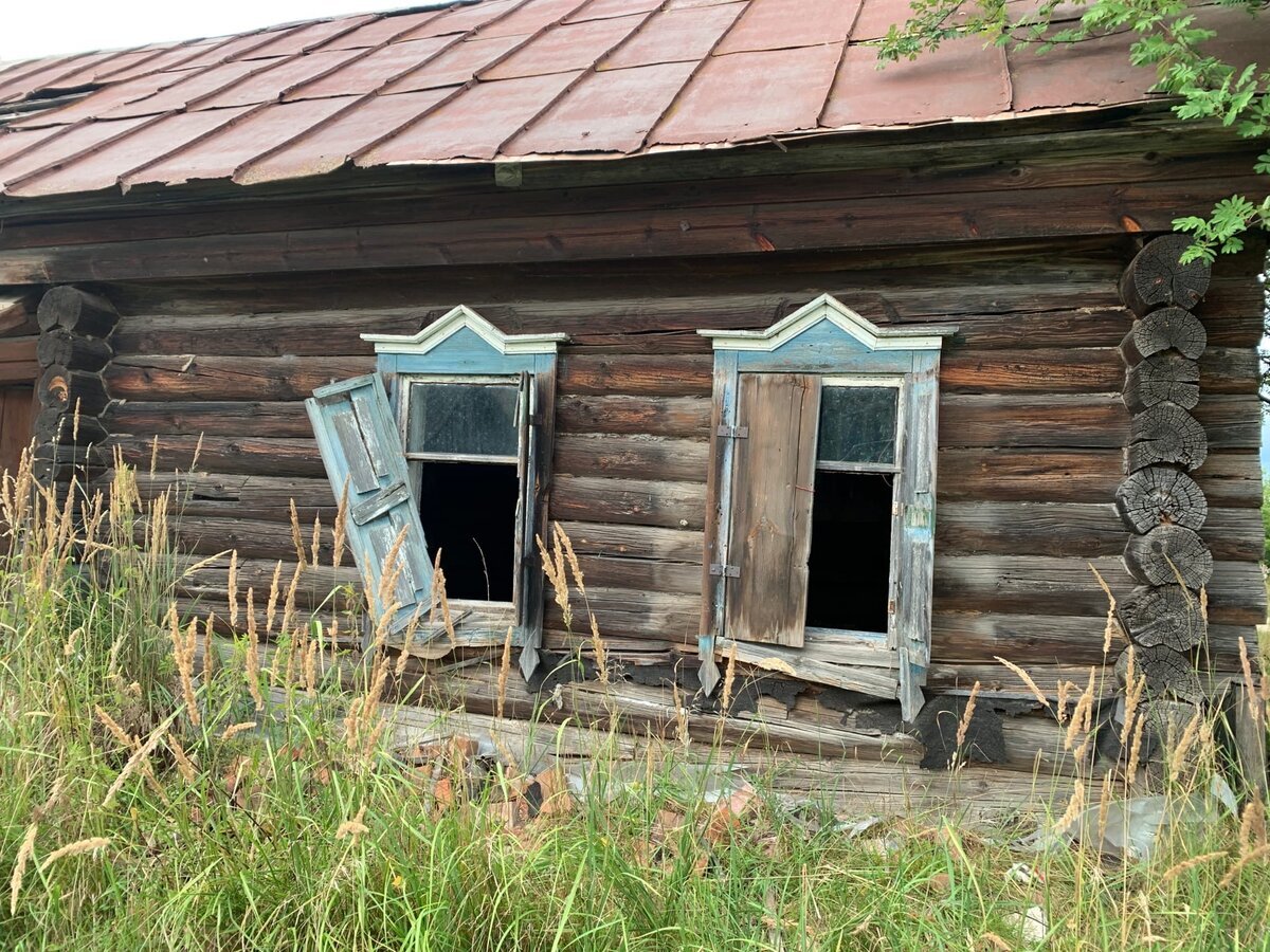 Расселение деревень. Полуразрушенный деревенский дом. Заброшенный старый деревенский дом. Заброшенная деревня в России внутри. Заброшенный деревенский домик.