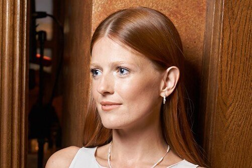     «Я получила награду за роль Анны Карениной»: Софья Эрнст в облегающем платье появилась в театре