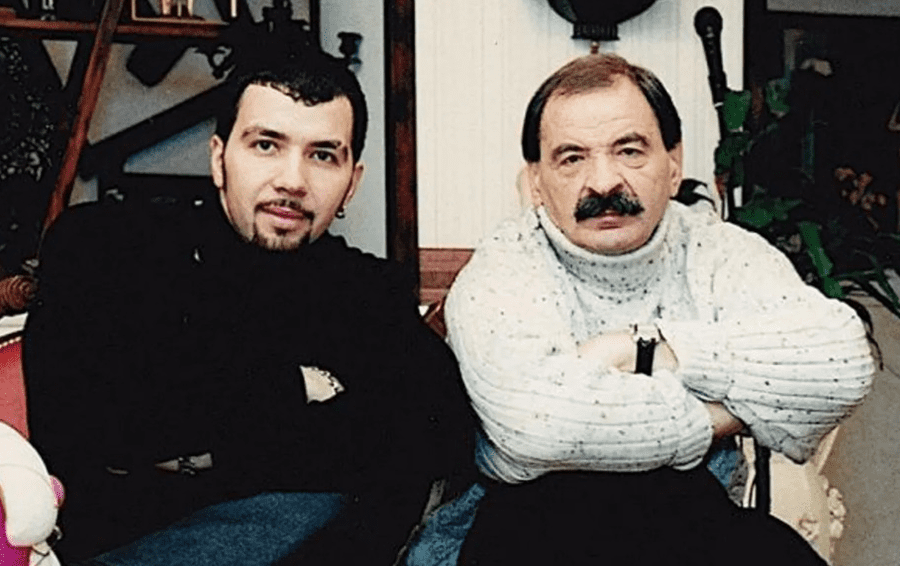 По блату и за деньги : 10 звёзд, которым родители «купили» славу