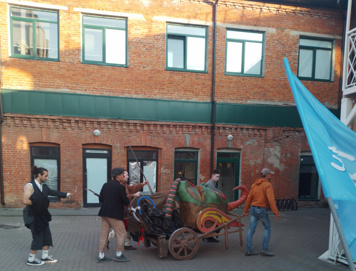 По уже сложившейся традиции, в Туле,  в дни города проходит "Театральный дворик".  В этом году- это уже XV Международный фестиваль уличных театров. 9/09/2023. 16:00.-30