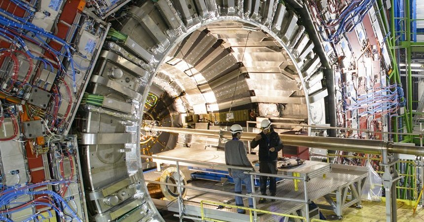 
Ученые-физики считают, что ускоритель частиц способен создавать черные дыры. Выделенные в окружающую среду, черные дыры имеют способность расширяться и расти, поглощая все вокруг. Таким образом, земля будет просто высосана и похоронена. В природе (космосе) черные дыры создаются, когда две звезды вступают в контакт. В этом месте огромная энергия, которая, как магнит, притягивает и сосет все вокруг. Поэтому их называют черными дырами - даже свет засасывается и не может убежать.