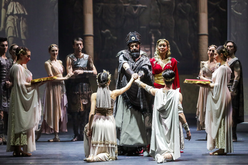 8 апреля на Исторической сцене Большого театра состоялось открытие перекрестного Года культуры Россия — Турция. На торжественном мероприятии ожидалось присутствие президентов обеих стран Владимира Путина и Реджепа Эрдогана, однако их переговоры затянулись, и церемония прошла без участия глав государств. К публике обратились министры культуры Владимир Мединский и Мехмет Эрсой, подчеркнувшие важность культурного обмена между двумя странами и пообещавшие россиянам множество интересных встреч с турецким искусством.