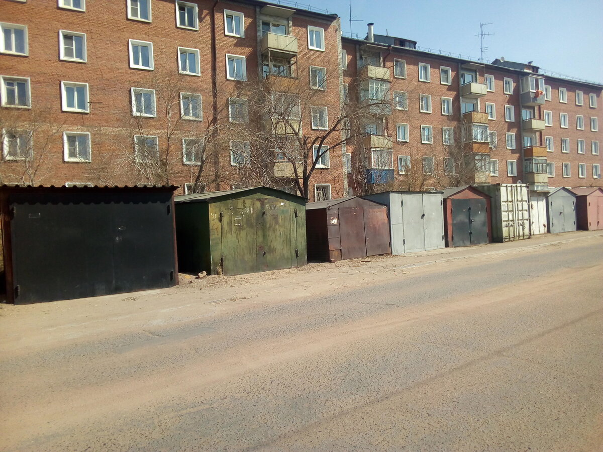 Людям видимо все равно, какой у них вид из окна,..... ах, ты поставил гараж перед моими окнами, я поставлю перед твоими.....Пошло, поехало. 