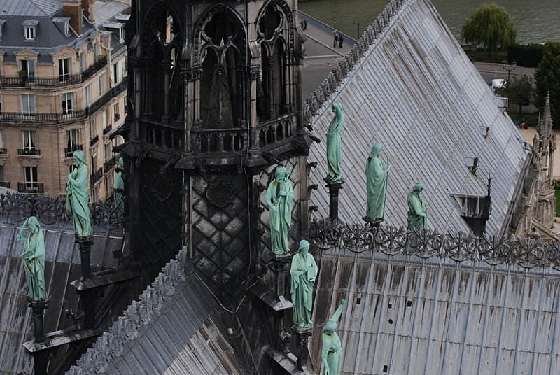 Сломал на крыше замок. Шпиль собора Парижской Богоматери. Нотр дам де пари шпиль собора.