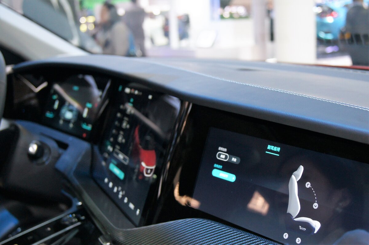 Гаджетов на передней панели столько - сколько влезет. Фото автора.