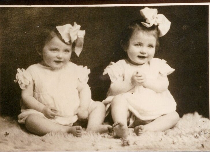 Ева (слева) и Мириам, 1935 год.© Eva Mozes Kor / Facebook  