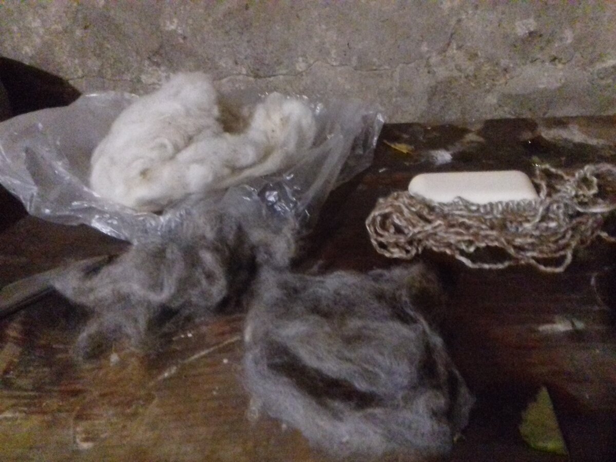 Серая и белая шерсть, мыло и веревочка