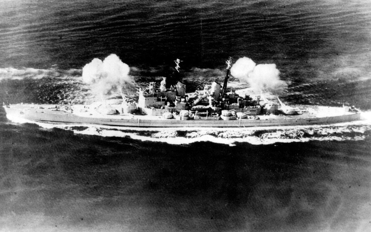 Залп линкора Vanguard. Учебные стрельбы в районе Мальты, май 1949 г.