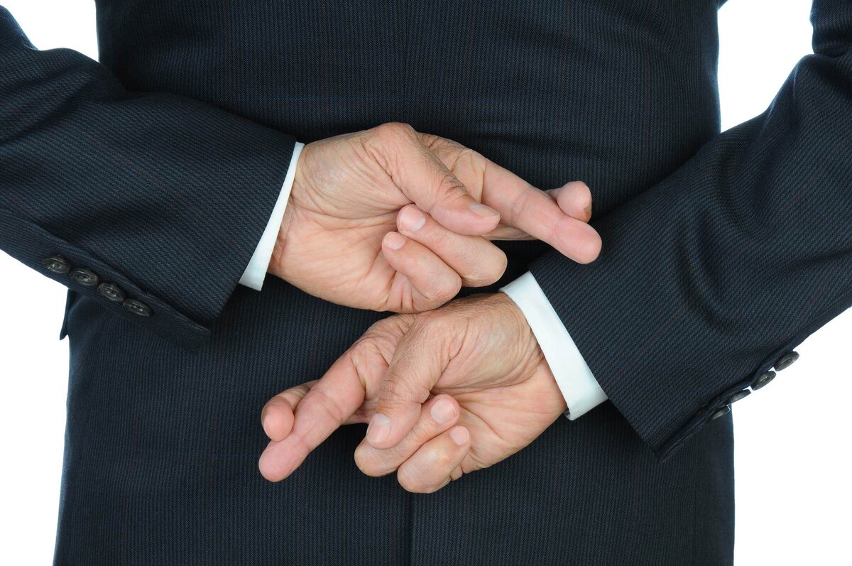 Жест надеюсь. Скрещенные пальцы. Перекрещенные указательные пальцы. Мольба. Девушка скрестила пальцы.