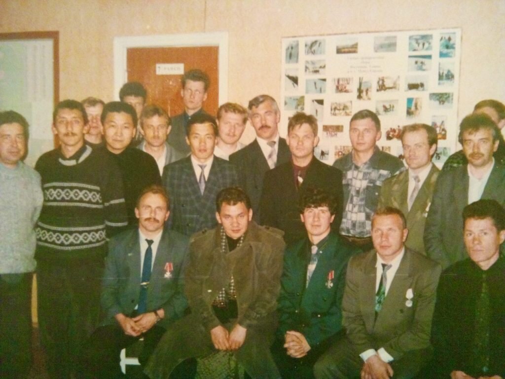 1996 год. Визит в Забайкалье Сергея Шойгу. 1 ряд слева направо (сидят): Сергей Галаев, Сергей Шойгу, Андрей Иванов, Александр Степакин, Александр Размахнин. 2 ряд слева направо: Михаил Красинский, Юрий Середкин, Батор Димчиков, Тумун Батоев, Олег Смирнов, Василий Ковальцов, Дмитрий Кублицкий, Александр Марков. 3 ряд слева направо: Андрей Гришин, Алексей Кожемякин, Дмитрий Колесников, Александр Пешков, Евгений Линейцев (не видно).