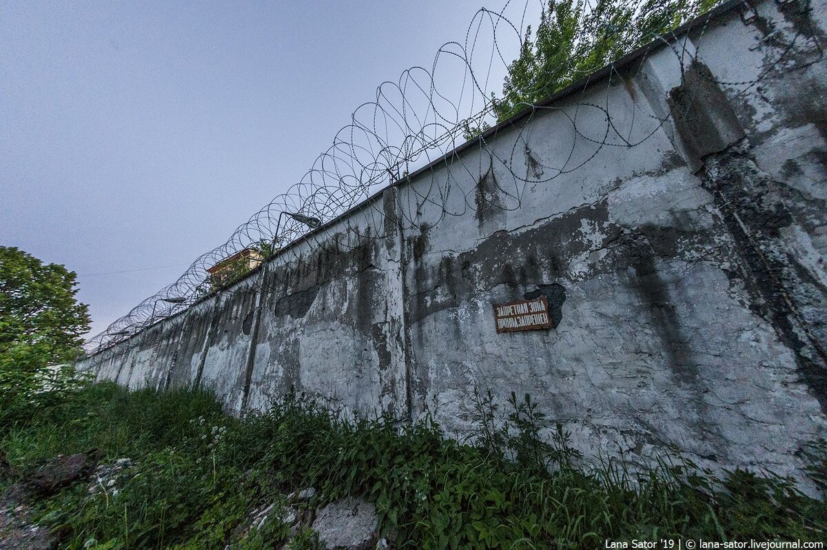 тюремная ограда